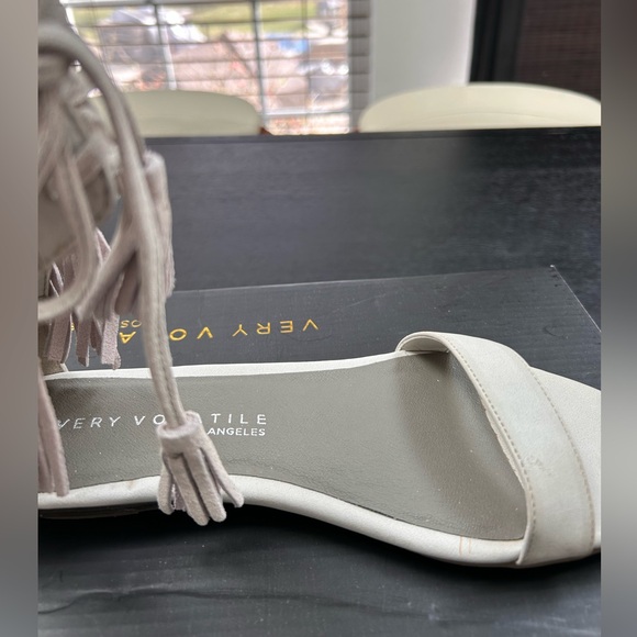 Very Volatile Aubrey ICE Fringe Sandal Women's Size 7 NEW IN BOX Light Gray - Picture 5 of 10